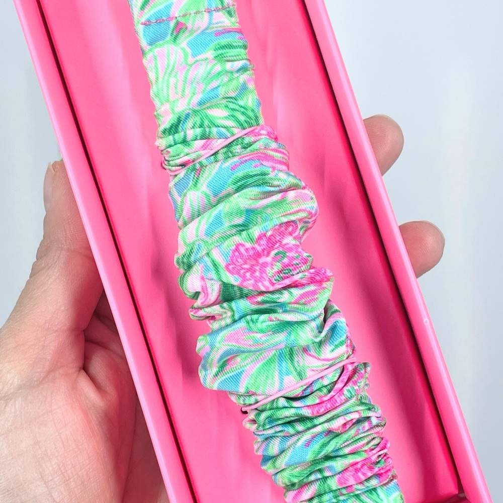 Lilly Pulitzer Coming in hot 38/40mm Scrunchie Apple Watch Band NWT - Picture 3 of 6